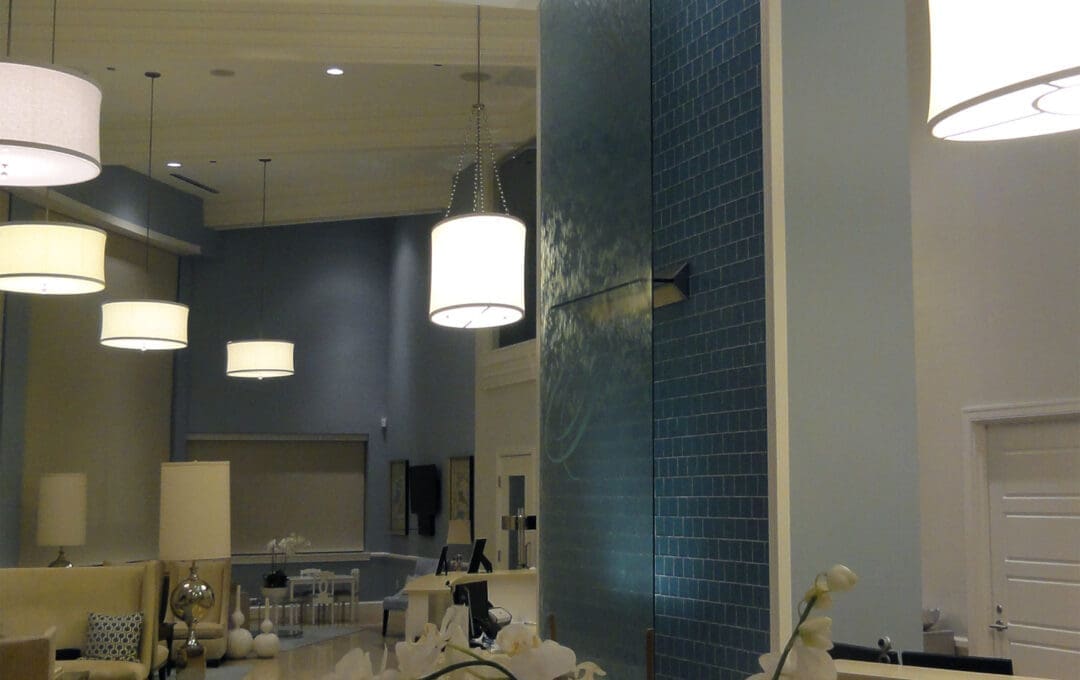 This standard single panel is located at the entrance of a spa with a blue wall behind. The glass is from the ceiling to the ground and is free-floating with no side guards.