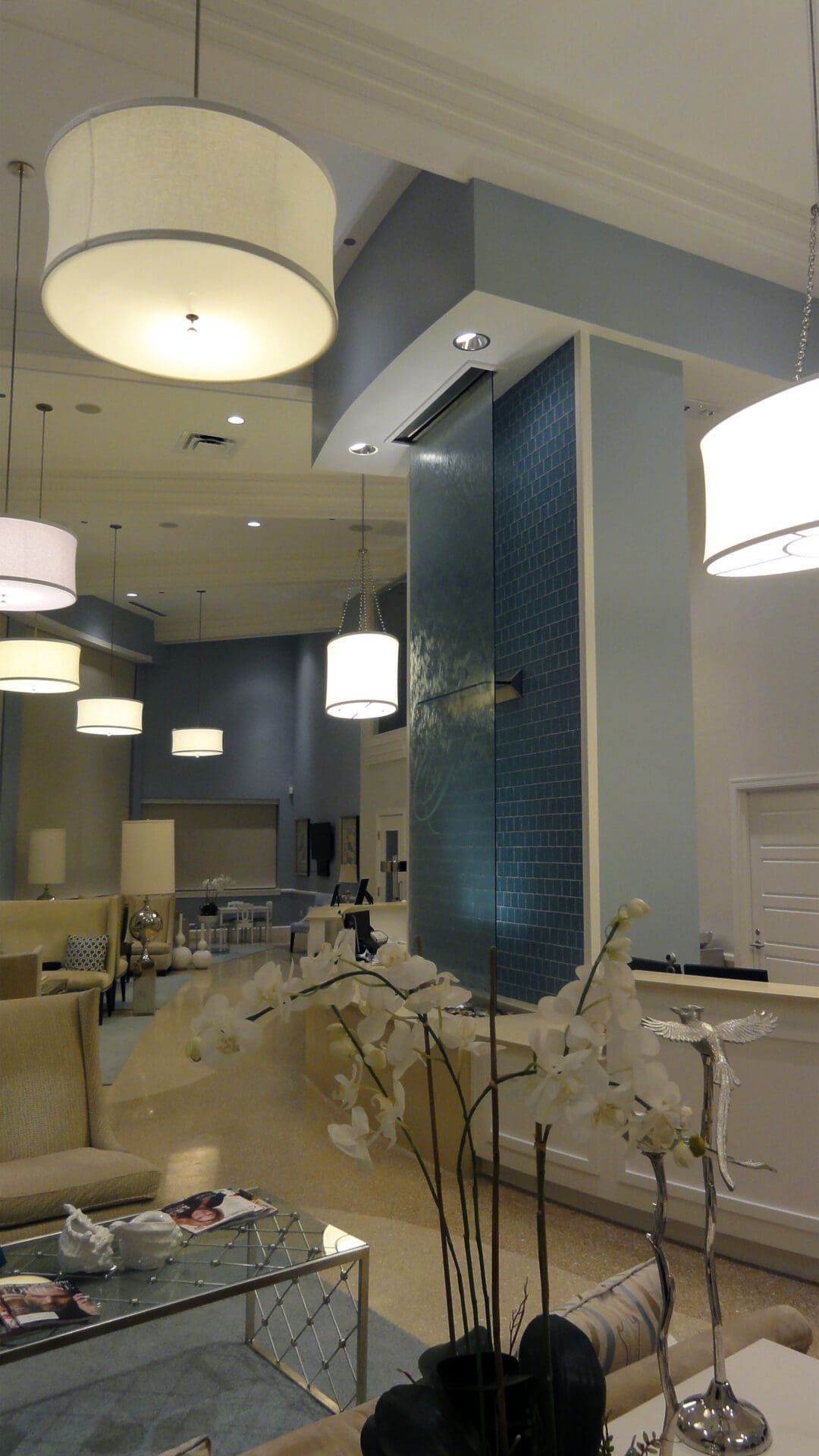 This standard single panel is located at the entrance of a spa with a blue wall behind. The glass is from the ceiling to the ground and is free-floating with no side guards.